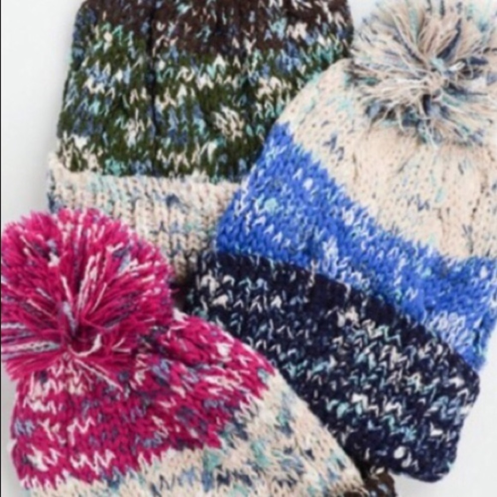 Winter hat with pom pom on top - Picture 2 of 3